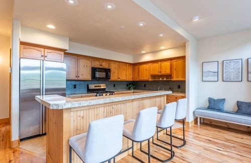 Mount Crested Butte House | Stunning Treasury Point condo, 3BD/3BA+Hot Tub!