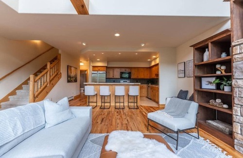 Mount Crested Butte House | Stunning Treasury Point condo, 3BD/3BA+Hot Tub!