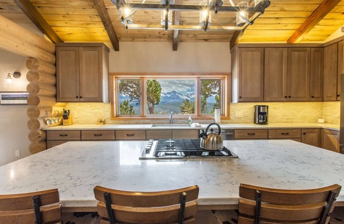 Loghill Village House | Stunning Views | Spacious | Trail Access | Air Conditioning STR2025-060