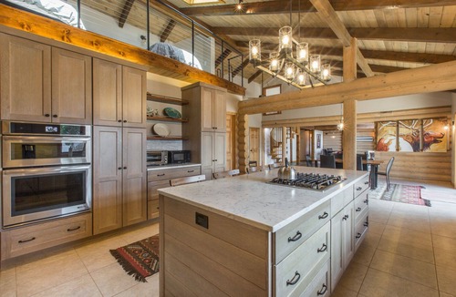 Loghill Village House | Stunning Views | Spacious | Trail Access | Air Conditioning STR2025-060