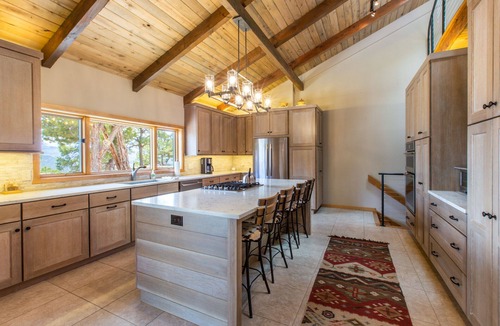 Loghill Village House | Stunning Views | Spacious | Trail Access | Air Conditioning STR2025-060
