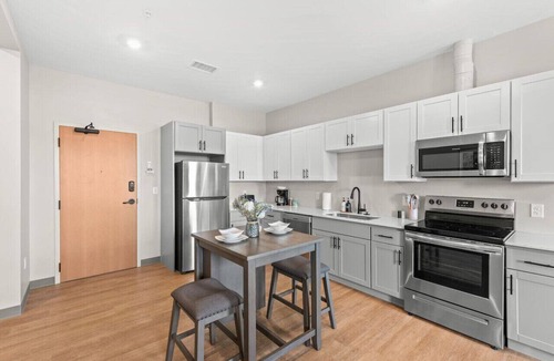 Cleveland Apartment | Stylish 1BDR | Cleveland Clinic | Free Garage
