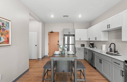 Cleveland Apartment | Stylish 1BDR | Cleveland Clinic | Free Garage