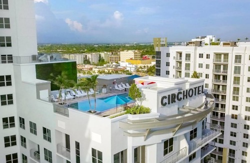 Downtown Hollywood Apartment | Stylish 2 Queen Studio Pool & Gym. Perfect location