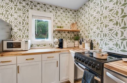 Manitou Springs Apartment | Stylish 2BR in Manitou Springs, Walk Downtown
