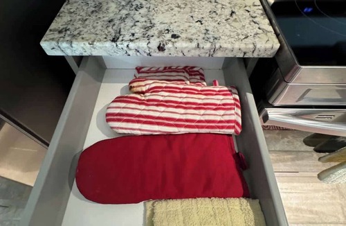 Southside Apartment | Stylish 2BR in West Palm Mins to Beach & shops.