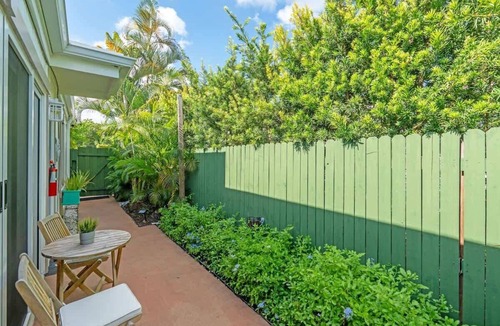 Southside Apartment | Stylish 2BR in West Palm Mins to Beach & shops.