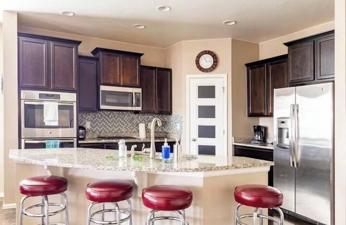 Todd Creek House | Stylish 4-Bed House/Spruce/Garden/Parking/Wi-Fi