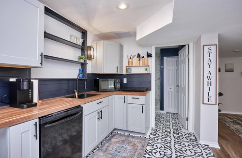 Aurora House | Stylish basement/apartment ideal for long stays