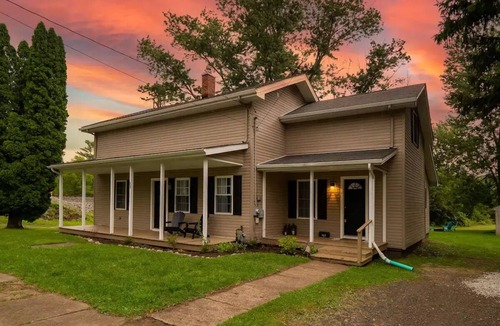 Geneva House | Stylish Home in Geneva, Ohio | Near Wineries | SPIRE | GOTL, Newly Renovated 4 Bedroom House in Ohio.