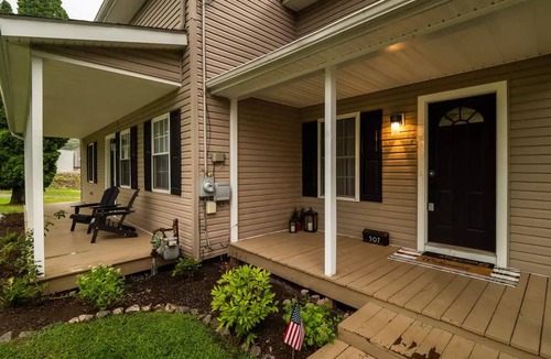 Geneva House | Stylish Home in Geneva, Ohio | Near Wineries | SPIRE | GOTL, Newly Renovated 4 Bedroom House in Ohio.