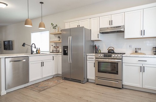 Edgewater House | Stylish King Suite, Egewater Beach & Ohio City