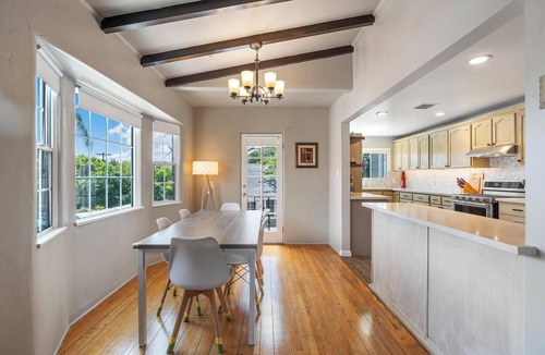 Los Angeles House | Stylish LA Retreat in a Tranquil Neighborhood