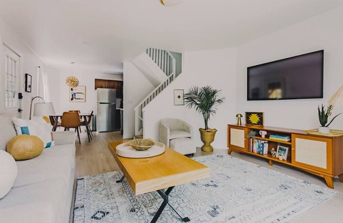 Carbondale House | Stylish Mid-Mod Downtown Retreat