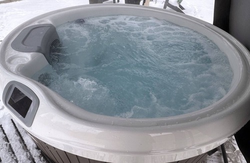 Loveland House | Stylish & Romantic with Hot Tub