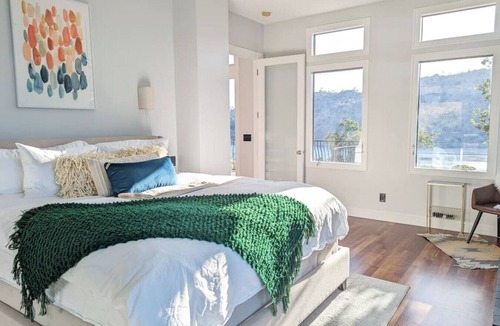 Friant Villa | Stylish, Serene Table Mountain Villa by Lake!