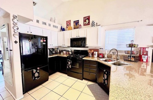 Sunrise Manor House | Stylish Serenity - Gated!