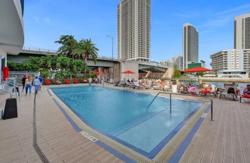 Hallandale Beach Hotel | Stylish Studio Beach Service & Shuttle Pool 505