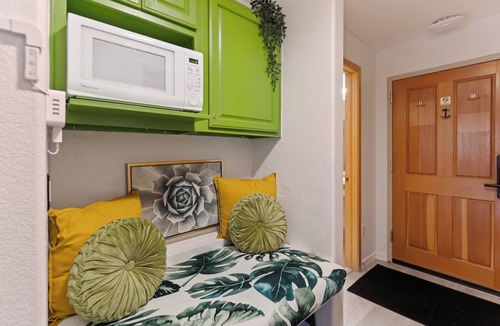 Mountain House Condo | Stylish Studio Retreat - Near Keystone Slopes, Pool & Hot Tub!
