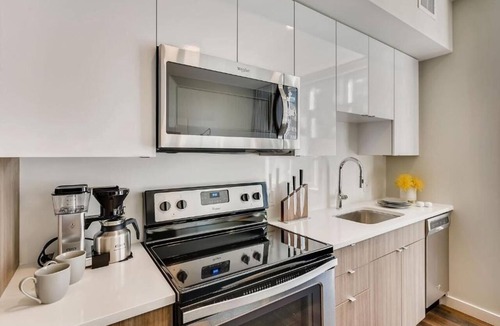 LoDo Hotel | Stylish Urban Studio w/Full Kitchen | Outdoor Pool | Union Station – 0.2 miles