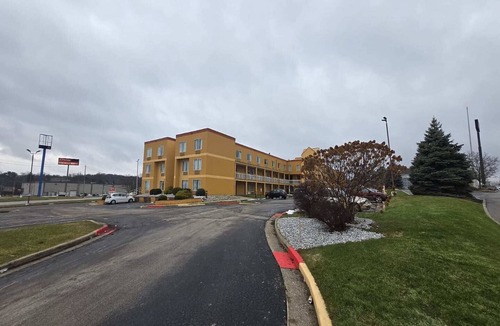 Montrose Apartment | Suite King Bed Non Smoking|Akron OH