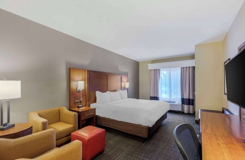 Loveland Hotel | Suite with Relaxing Atmosphere Near Boyd Lake State Park + Breakfast and Pool