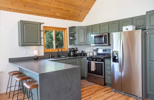 Alma House | Summer Cabin Retreat | Hot Tub, Firepit, Sleeps 12