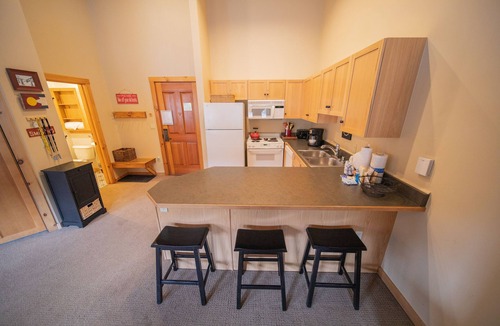 River Run Condo | Summer Getaway | Hot Tub + Outdoor Fun