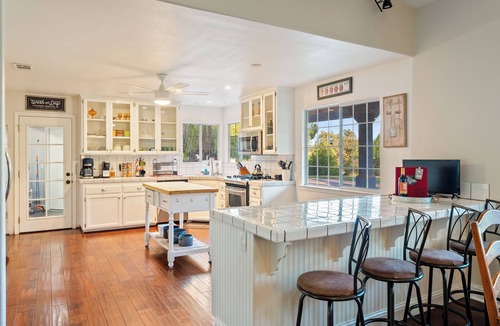 Templeton House | Summer Place! - Country Living with Waterfall Spa and Table Fire Feature!