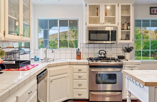 Templeton House | Summer Place! - Country Living with Waterfall Spa and Table Fire Feature!