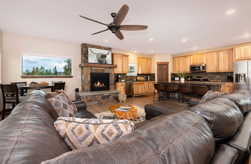Grand Lake Cabin | *Summer Sale* Expansive Mtn Views - Close to Town - Pet Friendly, Fireplace, Pool Table, Deck