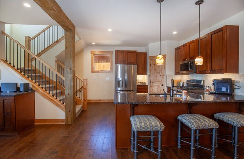 South Forty House | *Summer Sale* Private Neighborhood Lake - Close to Raven Golf Club - Living Rooms + Outdoor Dining