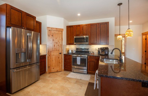 South Forty House | *Summer Sale* Private Neighborhood Lake - Close to Raven Golf Club - Living Rooms + Outdoor Dining