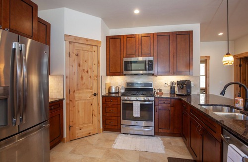 South Forty House | *Summer Sale* Private Neighborhood Lake - Close to Raven Golf Club - Living Rooms + Outdoor Dining