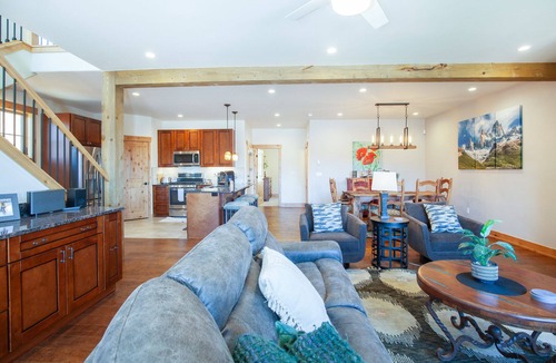 South Forty House | *Summer Sale* Private Neighborhood Lake - Close to Raven Golf Club - Living Rooms + Outdoor Dining