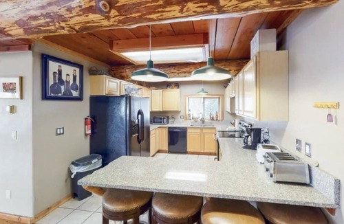 Wildernest Cabin | Summit Peaks LodgenSleeps 14nPet friendlynIncredible Views, Close to ski resort