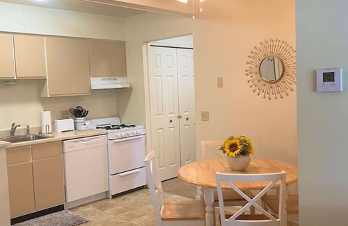 North Canton Apartment | Sunlit 1BR Near Pro Football HOF & Cak Airport