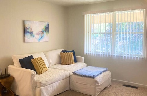 North Canton Apartment | Sunlit 1BR Near Pro Football HOF & Cak Airport