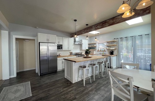 Westside Santa Cruz House | Sunlit Surf House | Downtown | Walk to Beach