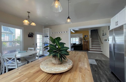Westside Santa Cruz House | Sunlit Surf House | Downtown | Walk to Beach