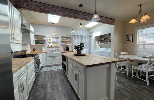 Westside Santa Cruz House | Sunlit Surf House | Downtown | Walk to Beach