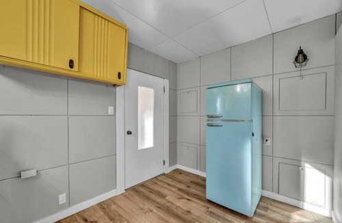 Parma House | Sunny 50s Retreat - 15 min DT & Airport
