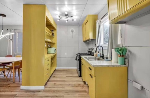 Parma House | Sunny 50s Retreat - 15 min DT & Airport