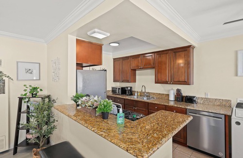 Alhambra Apartment | Sunny & Cheerful Near I-10 ~ Queen Beds ~ Parking