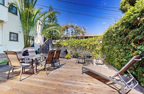 East Beach Apartment | Sunny corner studio - 1 block to East Beach