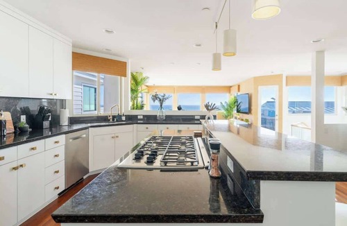 The Strand House | Sunny Home by the Beach | Free Parking