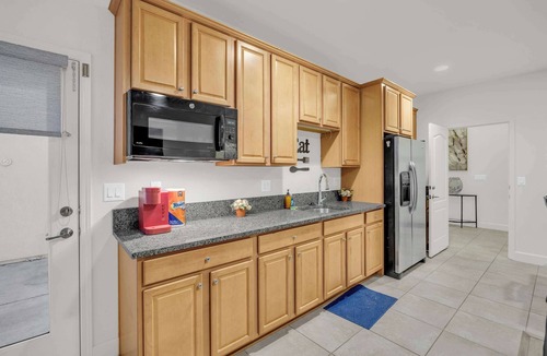 Reno House | Sunny Retreat/2 Kitchens/2 Laundries/70