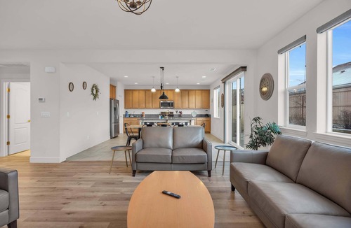 Reno House | Sunny Retreat/2 Kitchens/2 Laundries/70
