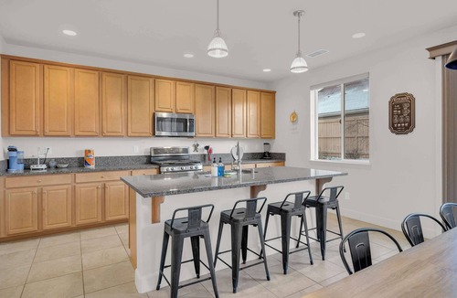 Reno House | Sunny Retreat/2 Kitchens/2 Laundries/70