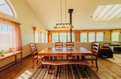 Divide House | Sunrise Ridge SwimSpa Pikes Peak Views Sleeps 10